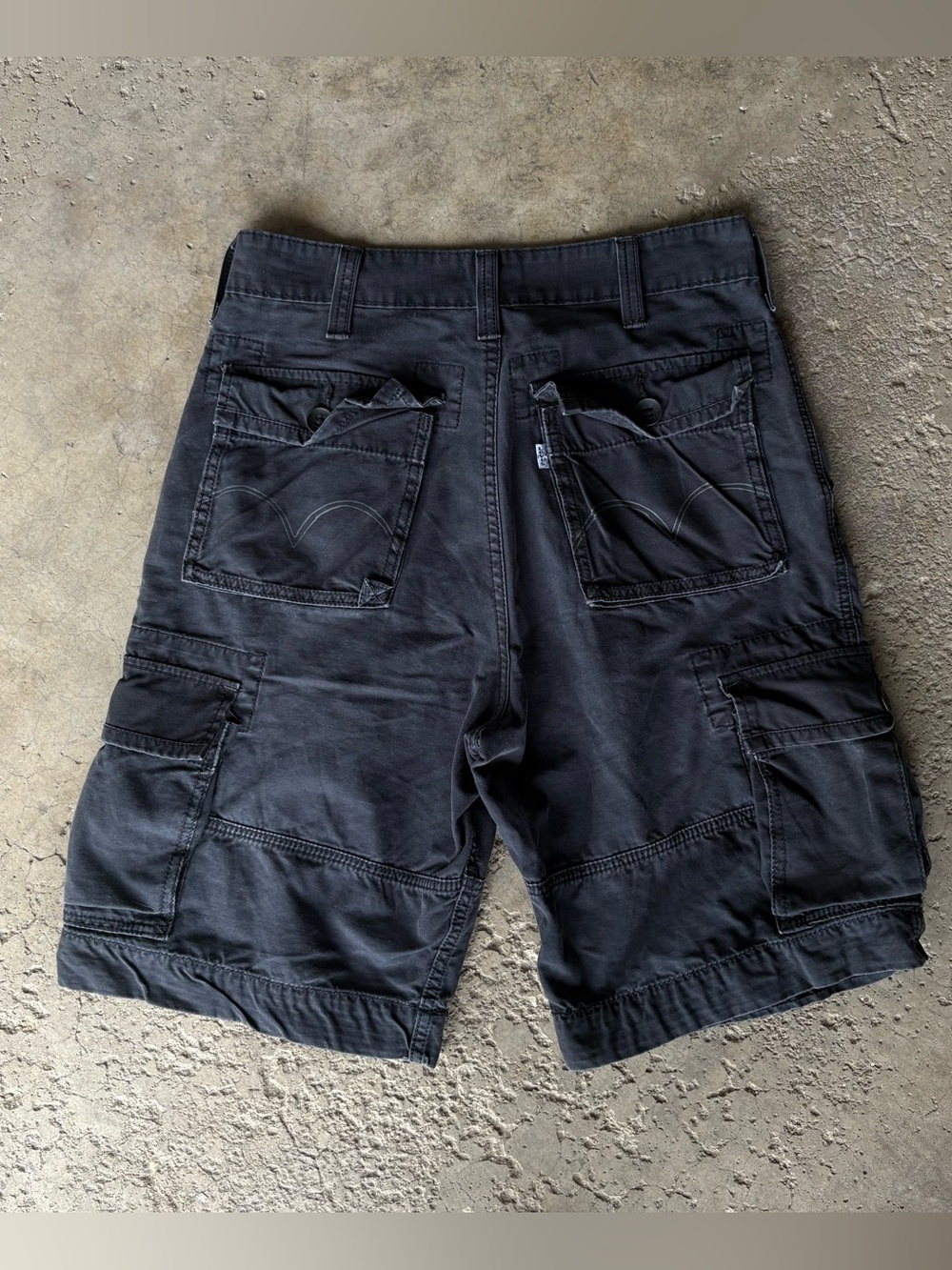 Y2K 2000s Black Levi’s Cargo Baggy Flap Pocket Shorts Size 30 Grunge Skater USA
